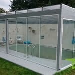 Schwimmbad Überdachung aus Holz mit Glasschiebewand